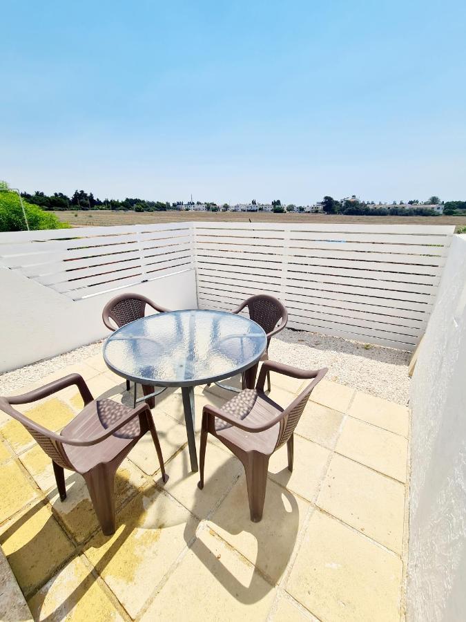 2 Bedroom Townhouse, Close To Paphos Harbour, Use Of Onsite Facilities Kültér fotó